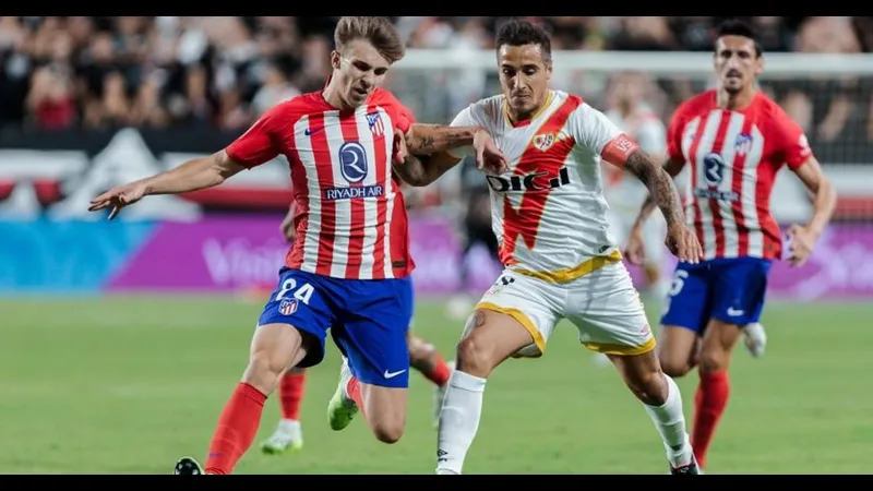 Cầu thủ Rayo Vallecano và Atletico Madrid tranh chấp bóng