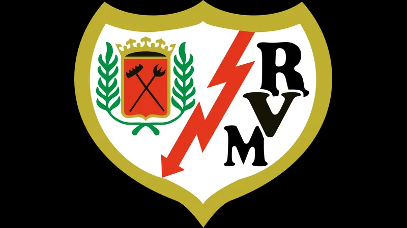 Cầu thủ của Rayo Vallecano và Atletico Madrid tranh chấp bóng